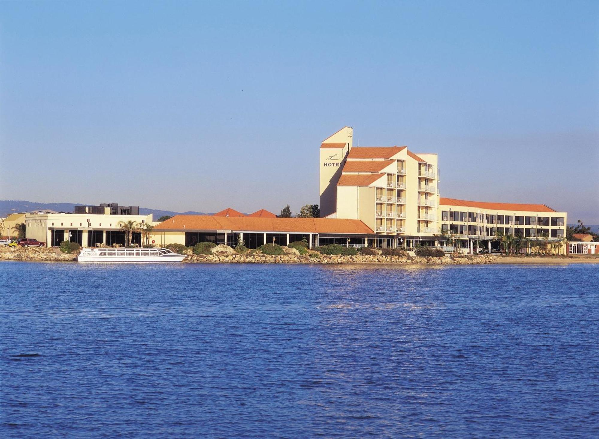 Lakes Hotel