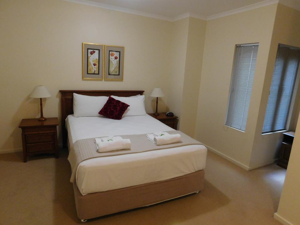 Glenelg Beachside Aparthotel 4*