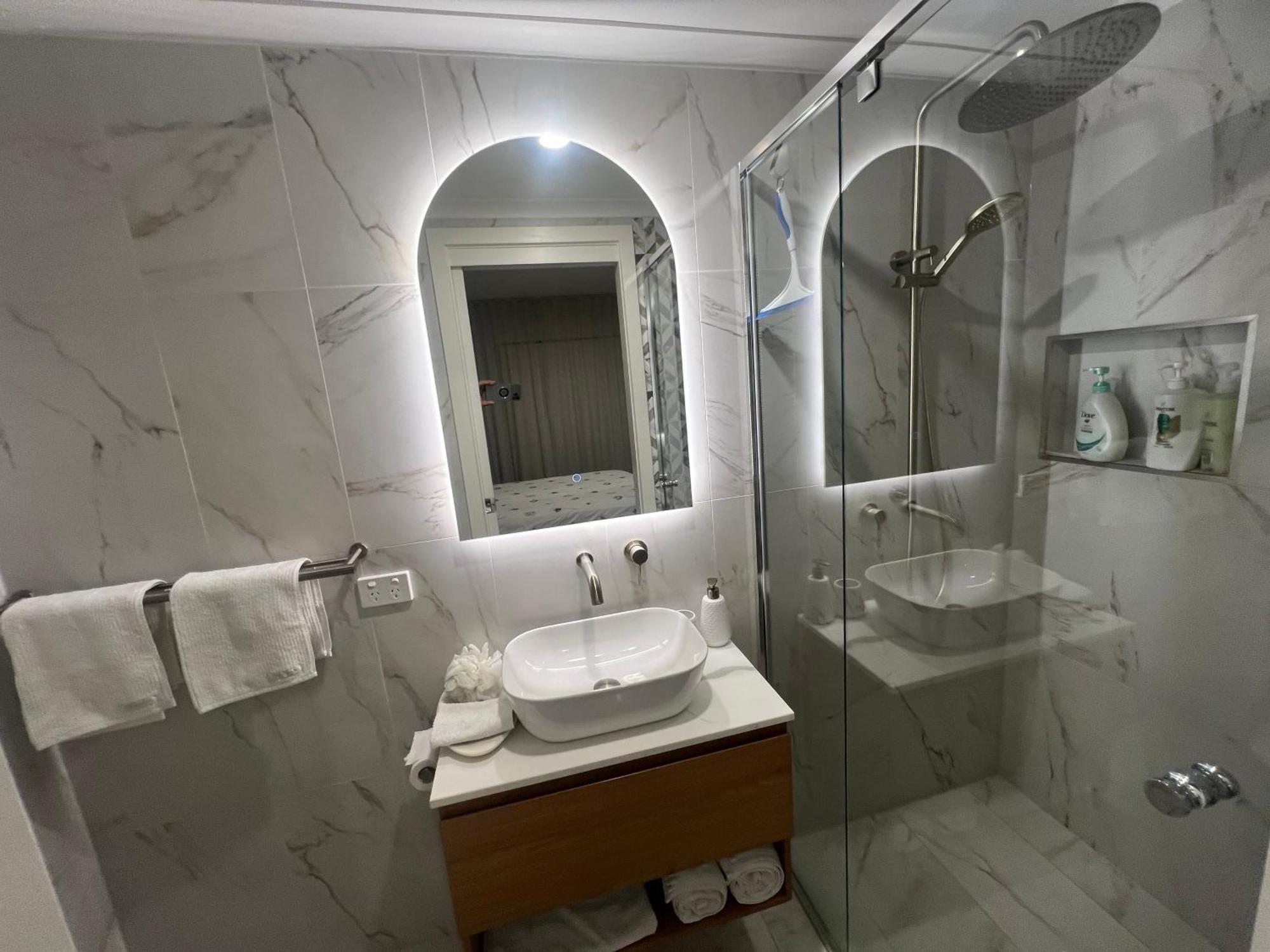 Cbd - 3br, 2bath & Carpark Apartment *