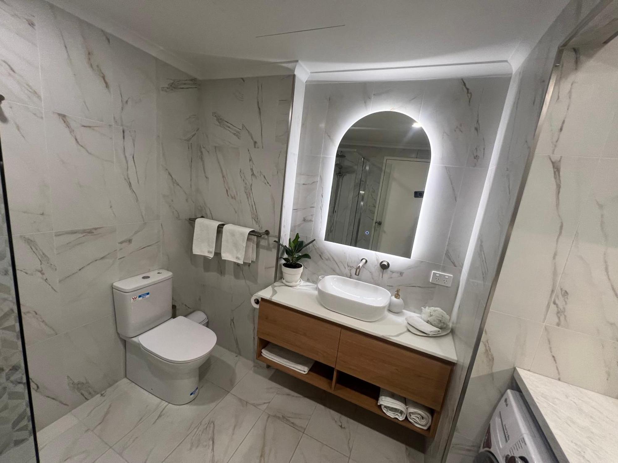 Cbd - 3br, 2bath & Carpark Apartment