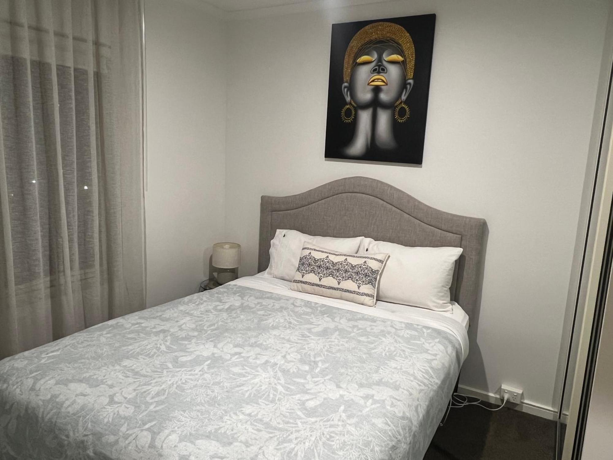 Cbd - 3br, 2bath & Carpark Apartment *