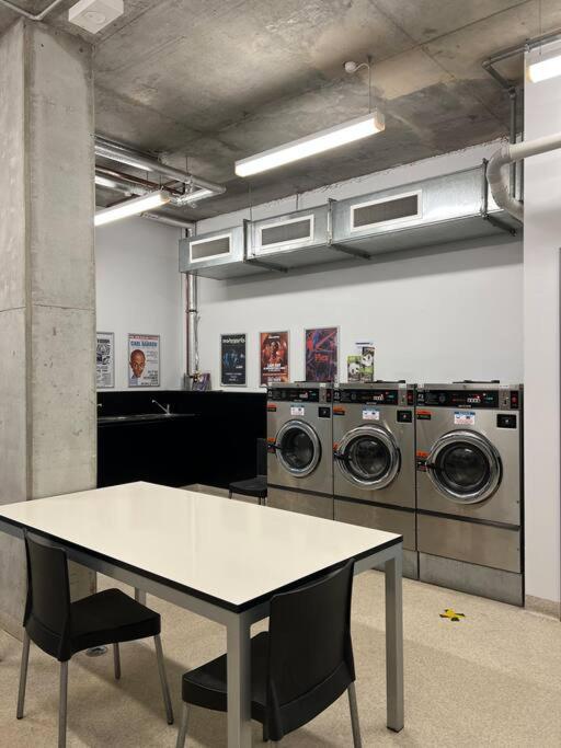 Entire 2br 1004 * Adelaide