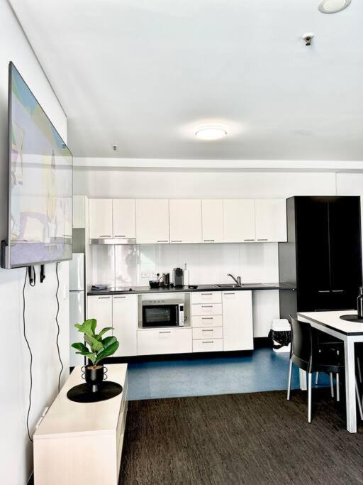 Entire 2br 1004 Adelaide