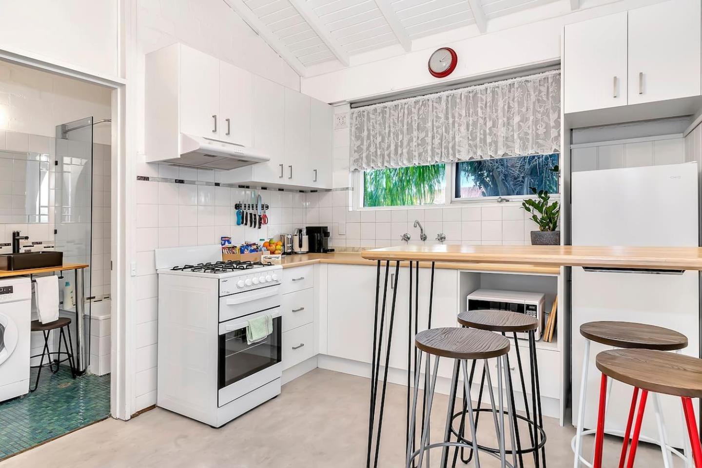 Apartment 'treetops At Glenelg' Coastal With Leafy Patio *
