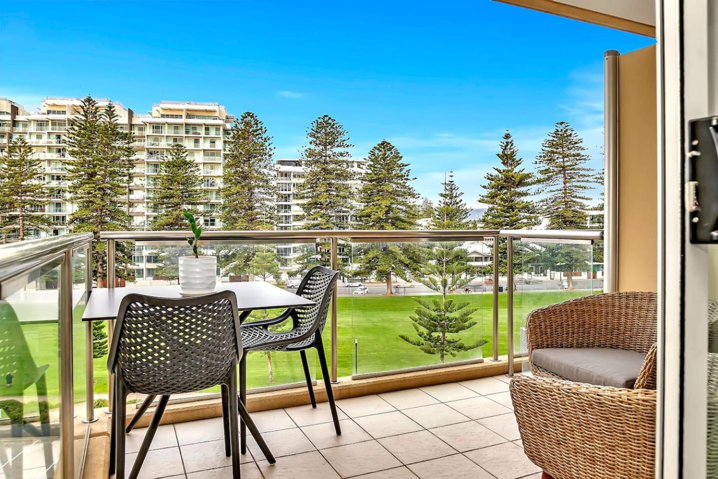 'bayside Pines' Resort-style Haven On Glenelg Apartment
