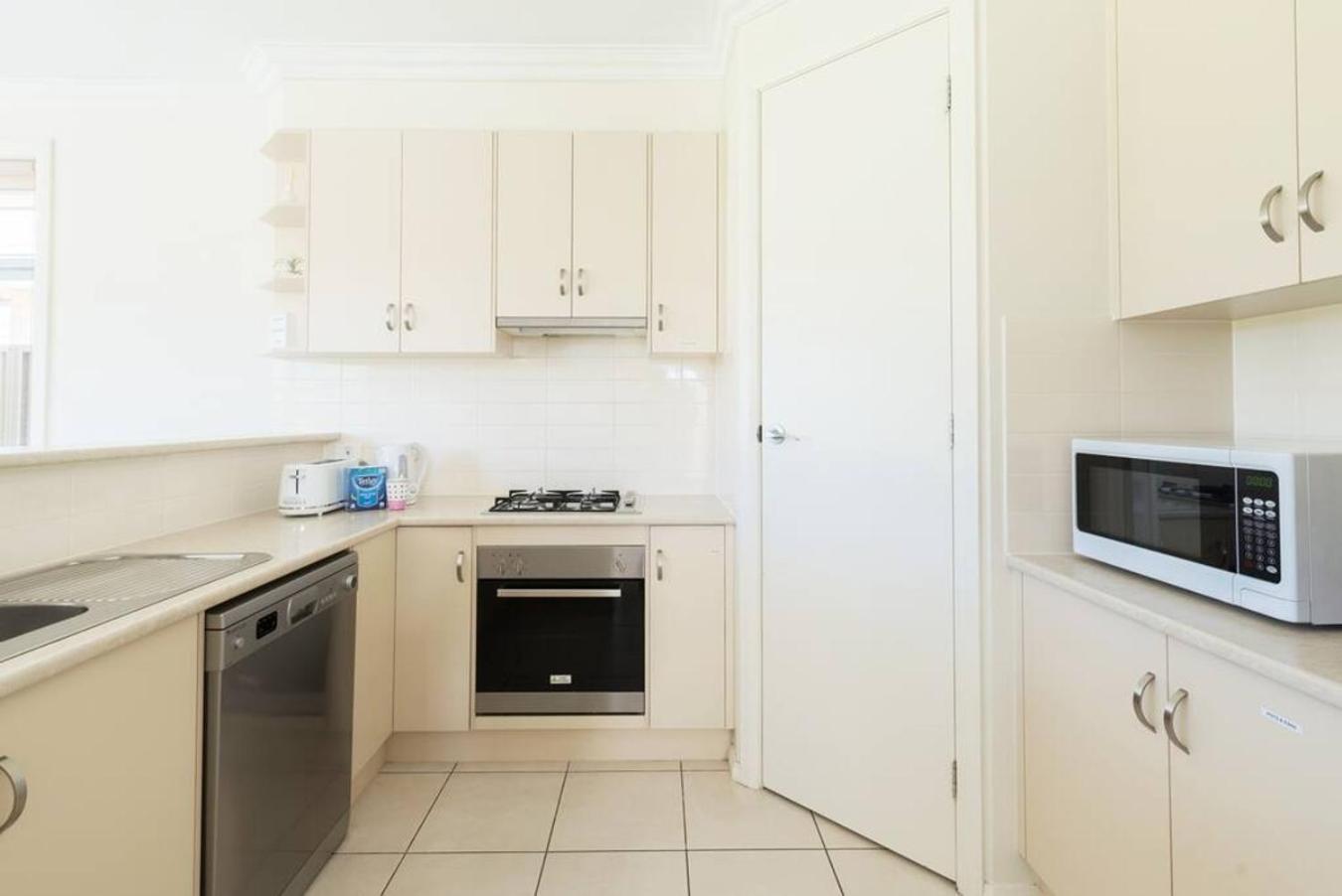 No Stairs, Big House, Garage Richmond 1 Holiday home