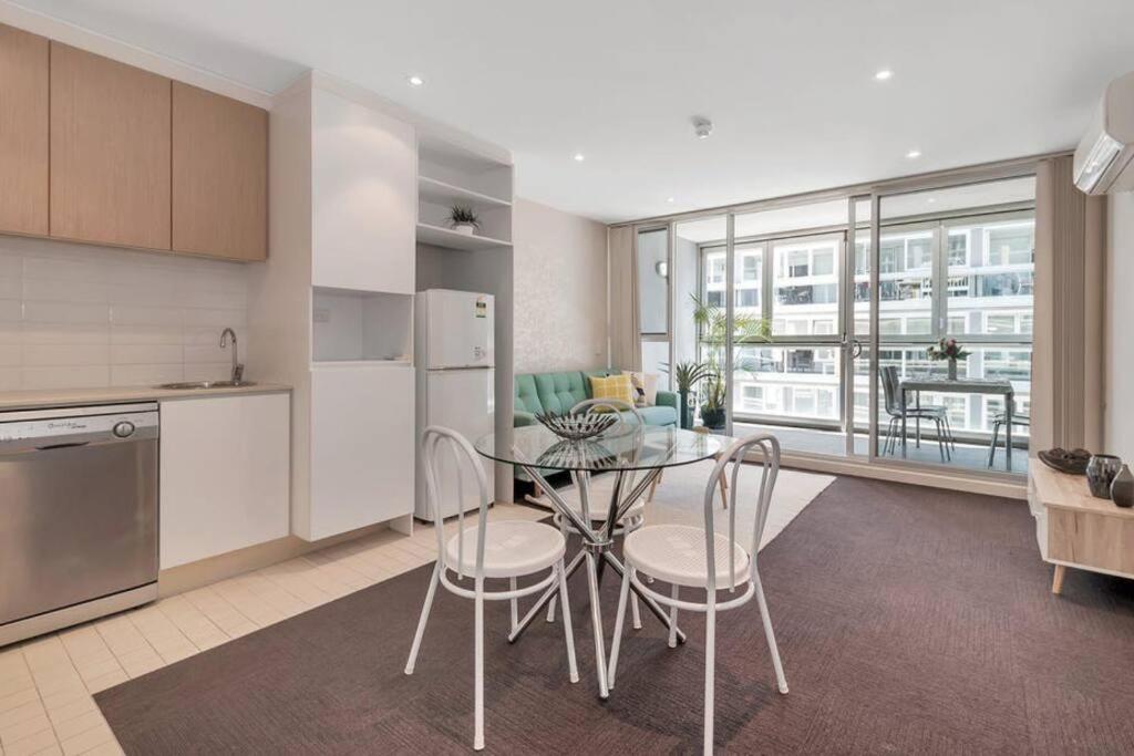 Lovely 1br On Morphett With Pool & Wi-fi Apartamento