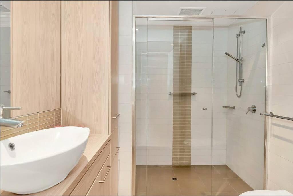 Lovely 1br On Morphett With Pool & Wi-fi Apartamento *