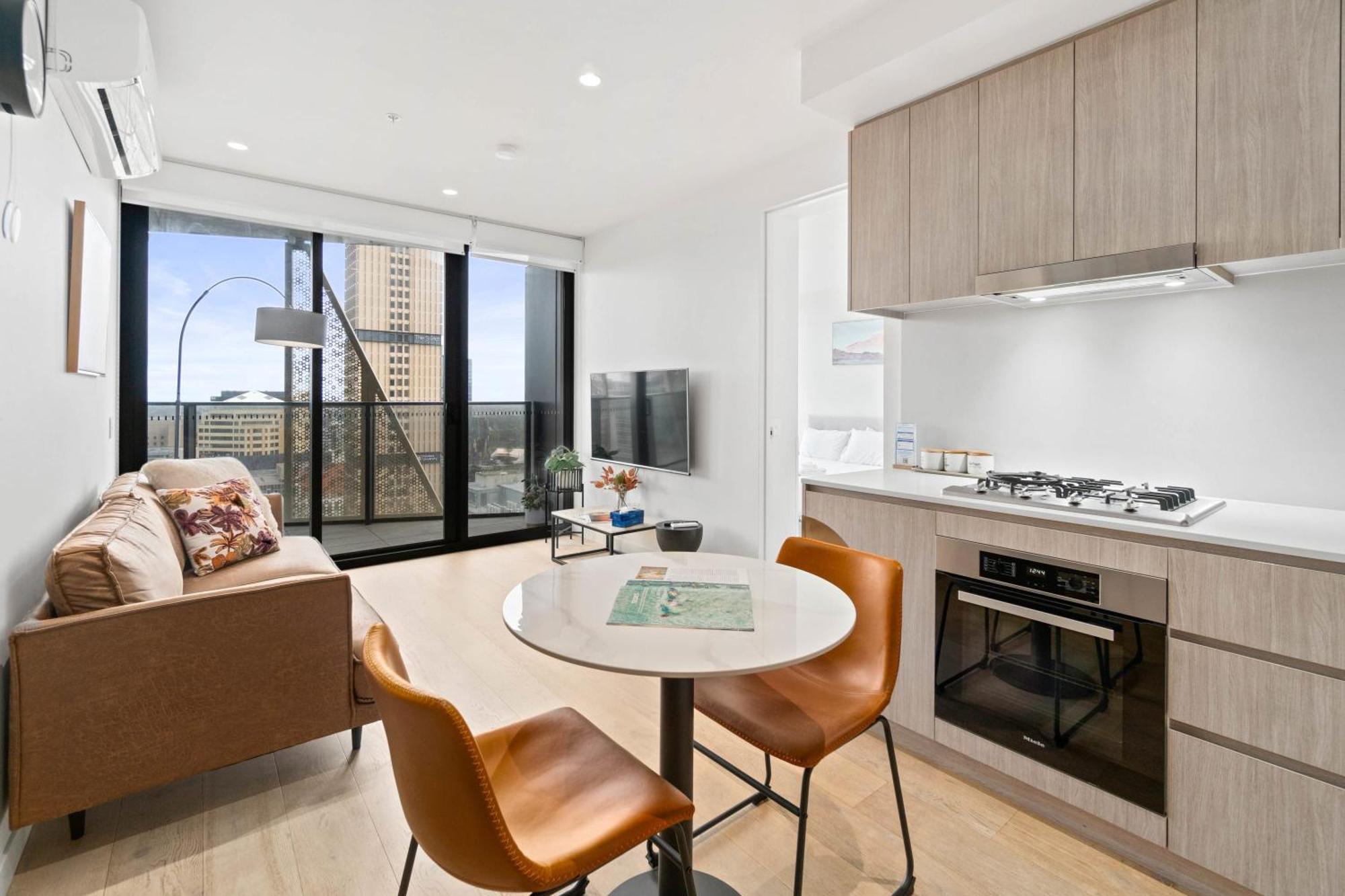 New Skyline View Luxury Homey Heart Of Adl Apartment