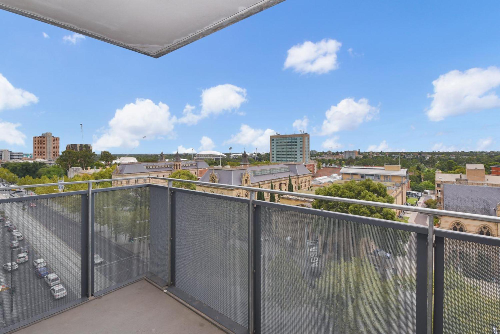 Light & Airy 3 Bd Cbd Apt: Balconytramwifi/parking * Adelaide