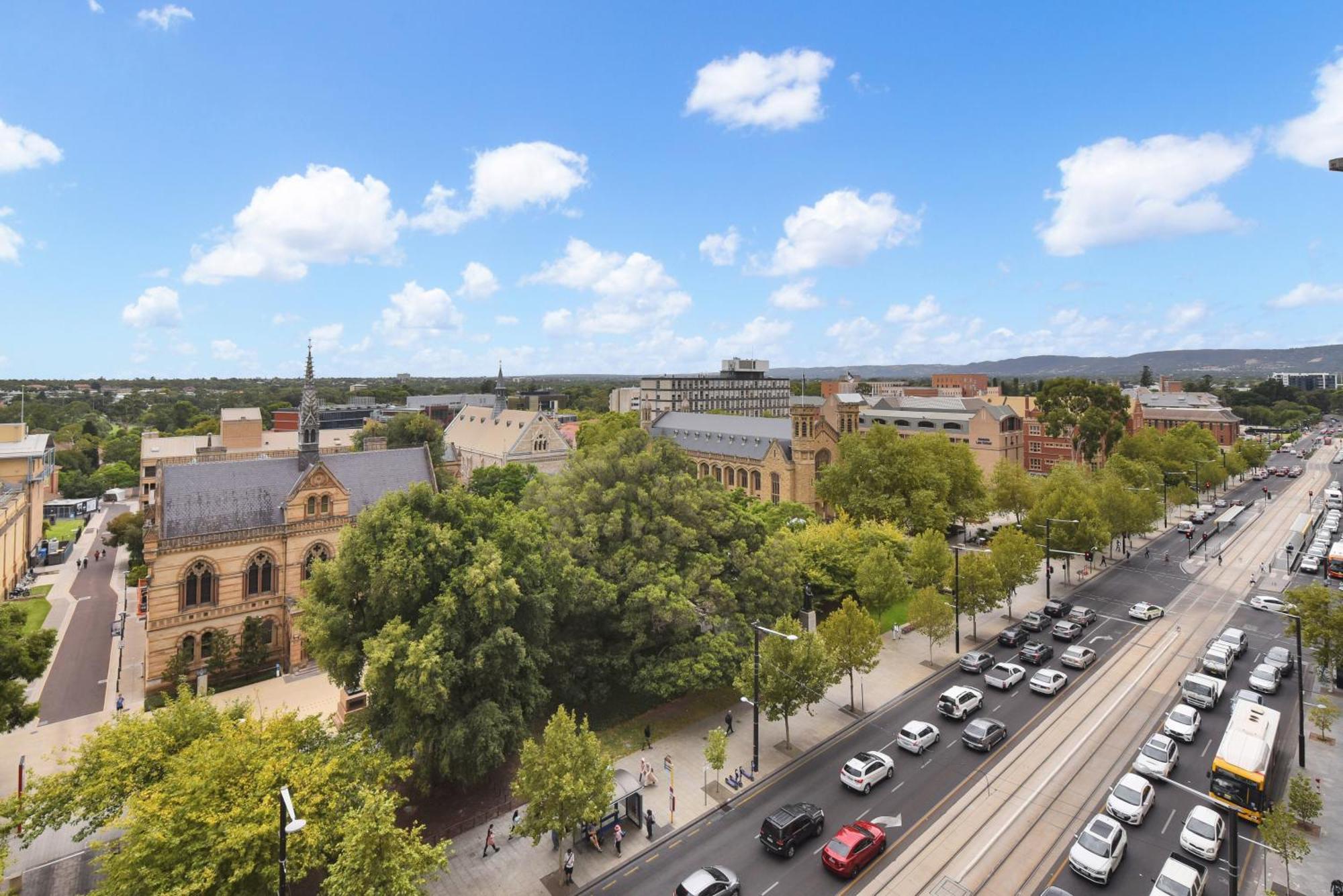 Light & Airy 3 Bd Cbd Apt: Balconytramwifi/parking