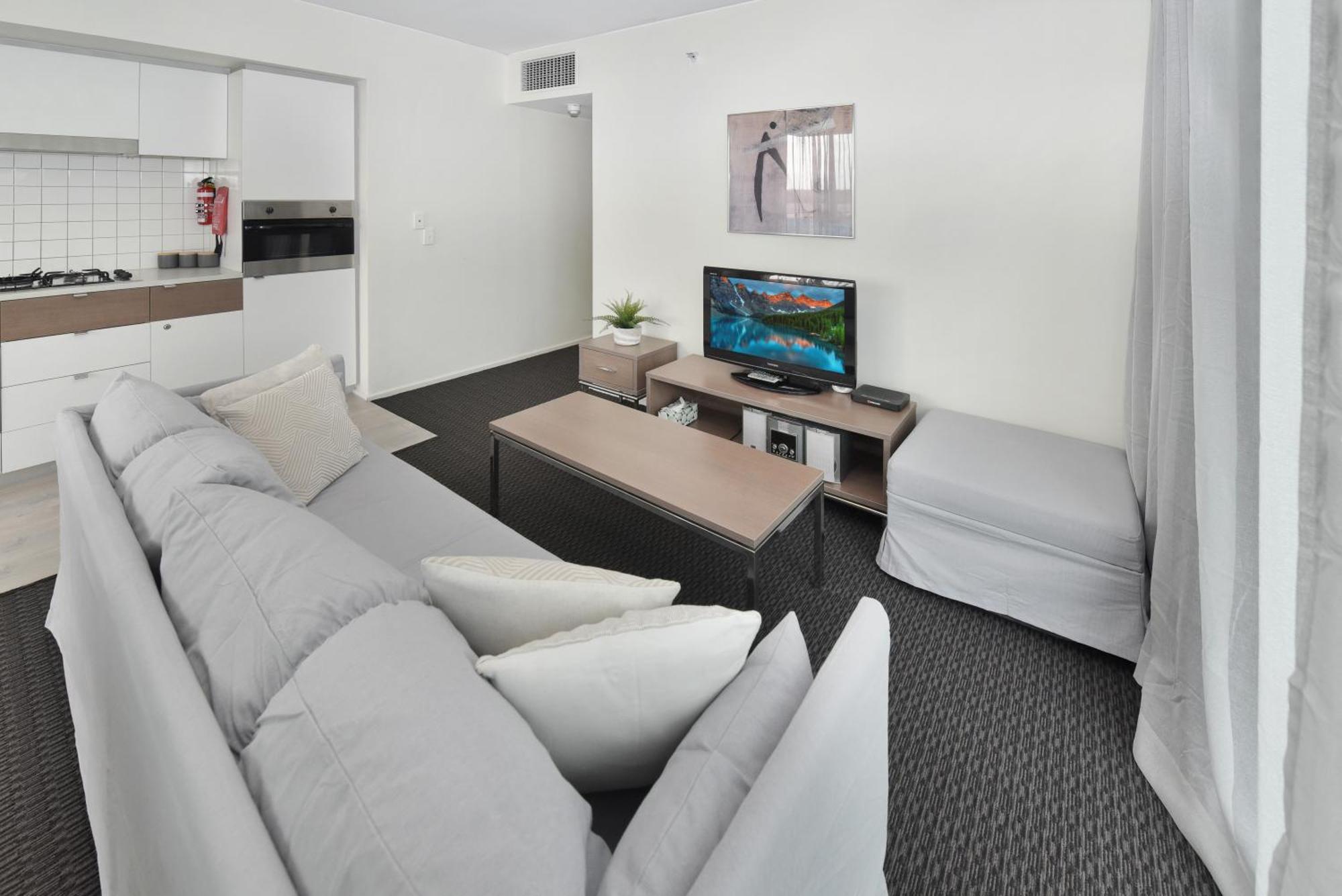 Apartment Light & Airy 3 Bd Cbd Apt: Balconytramwifi/parking