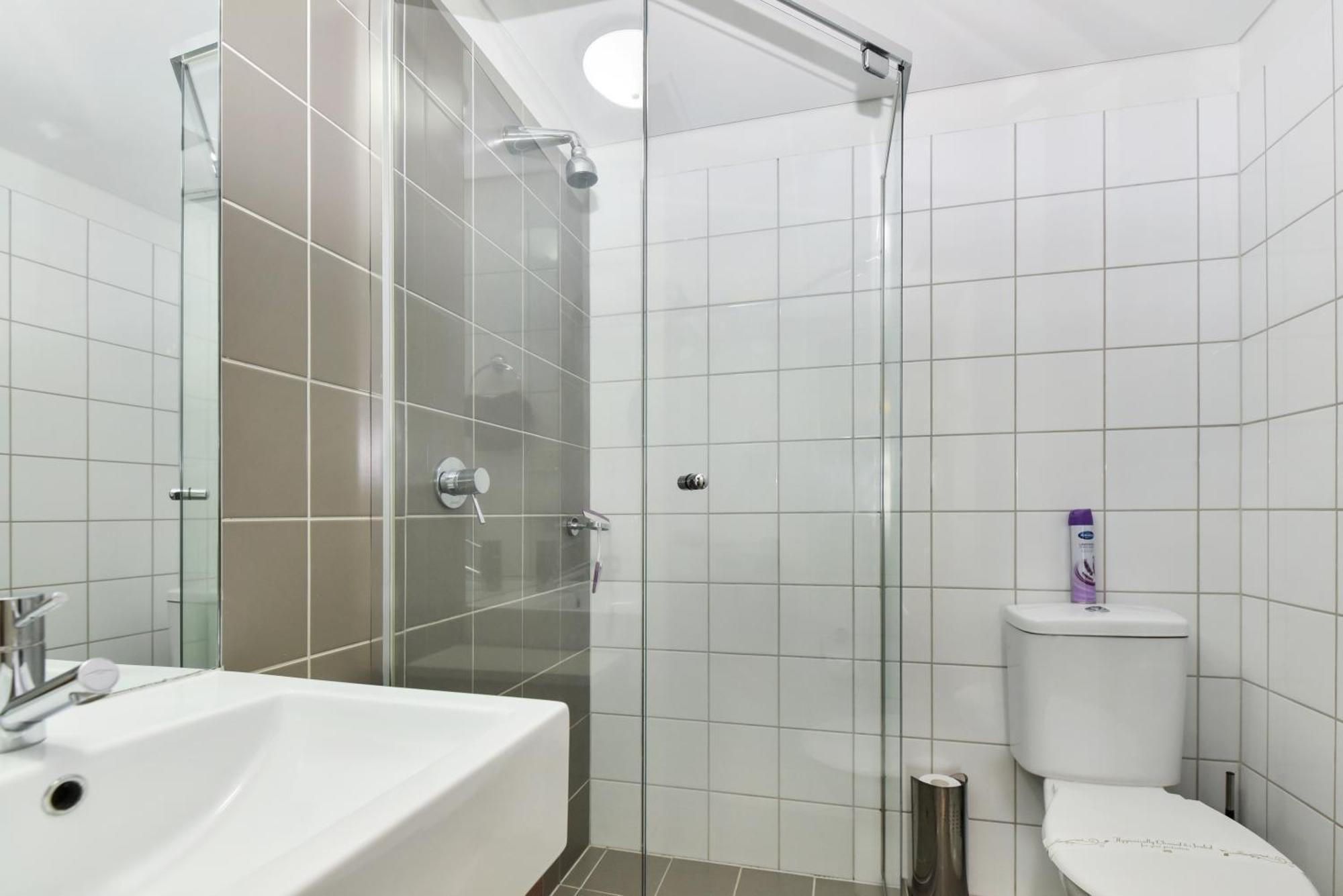 Light & Airy 3 Bd Cbd Apt: Balconytramwifi/parking Apartment *