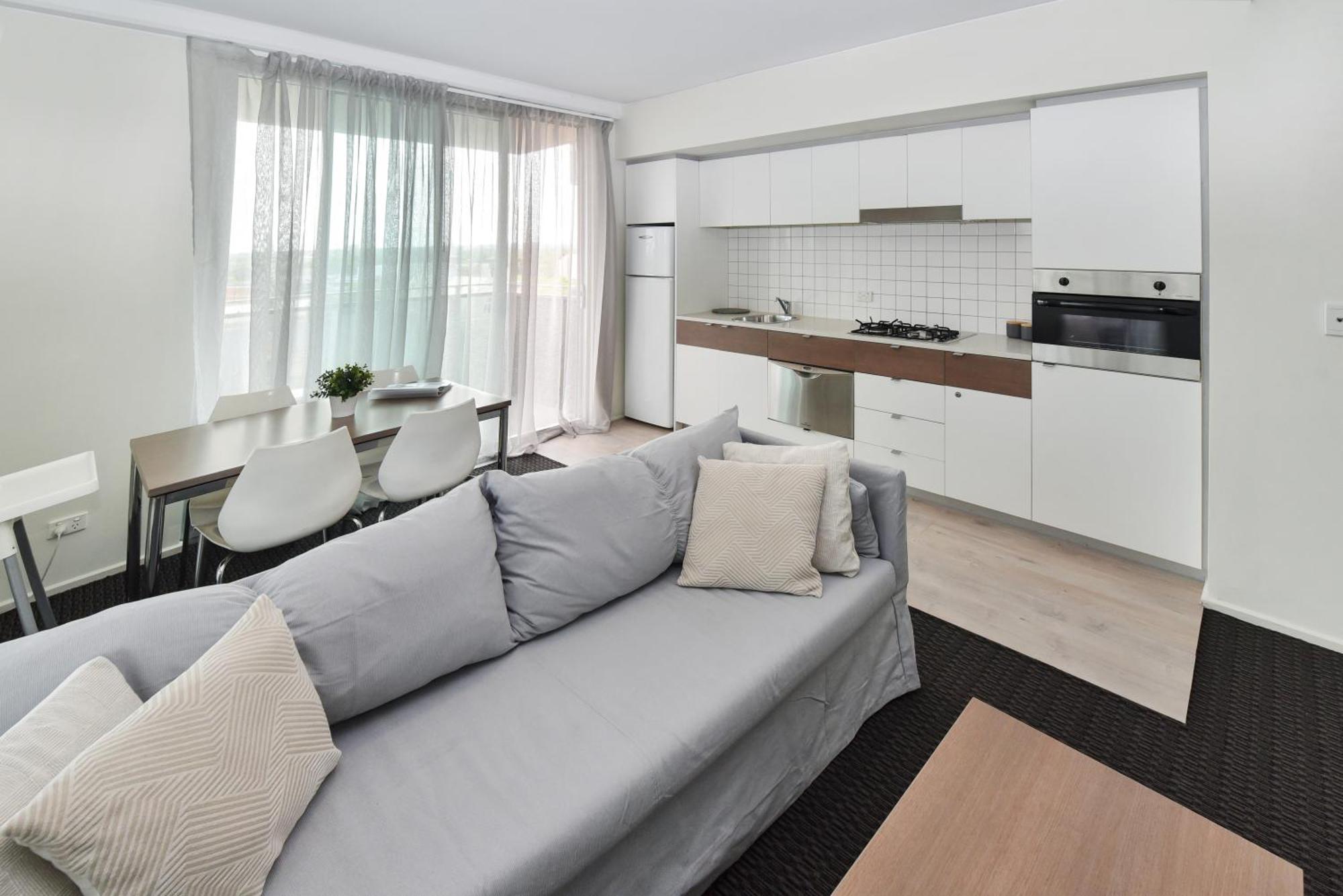 Light & Airy 3 Bd Cbd Apt: Balconytramwifi/parking Apartment Adelaide