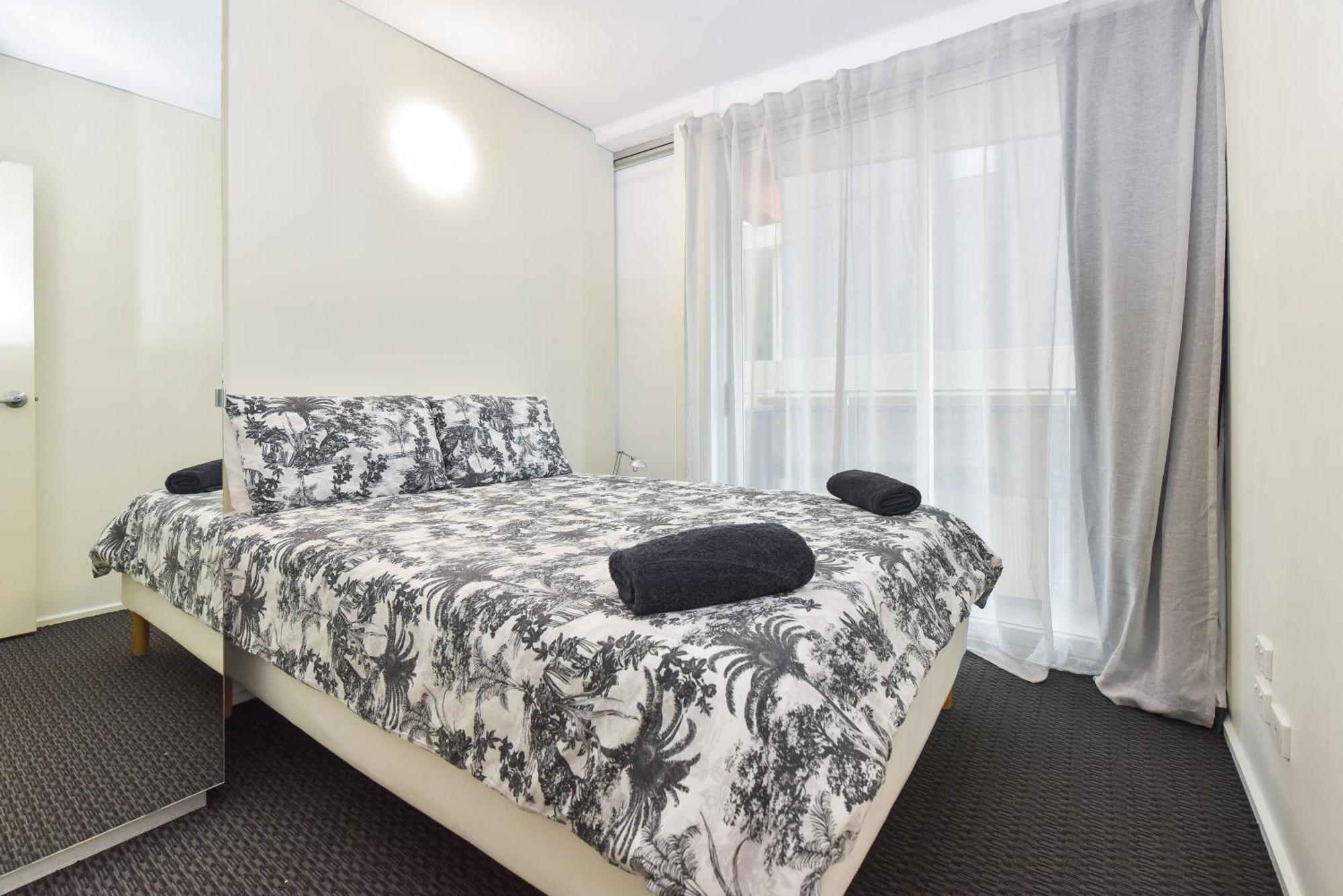 Light & Airy 3 Bd Cbd Apt: Balconytramwifi/parking *