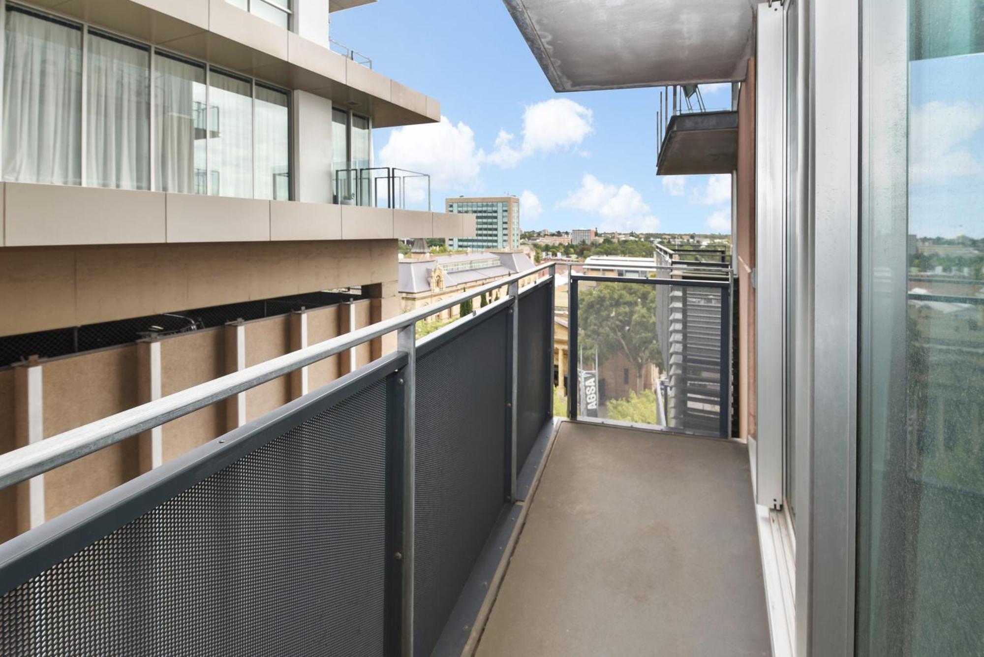 Light & Airy 3 Bd Cbd Apt: Balconytramwifi/parking Adelaide