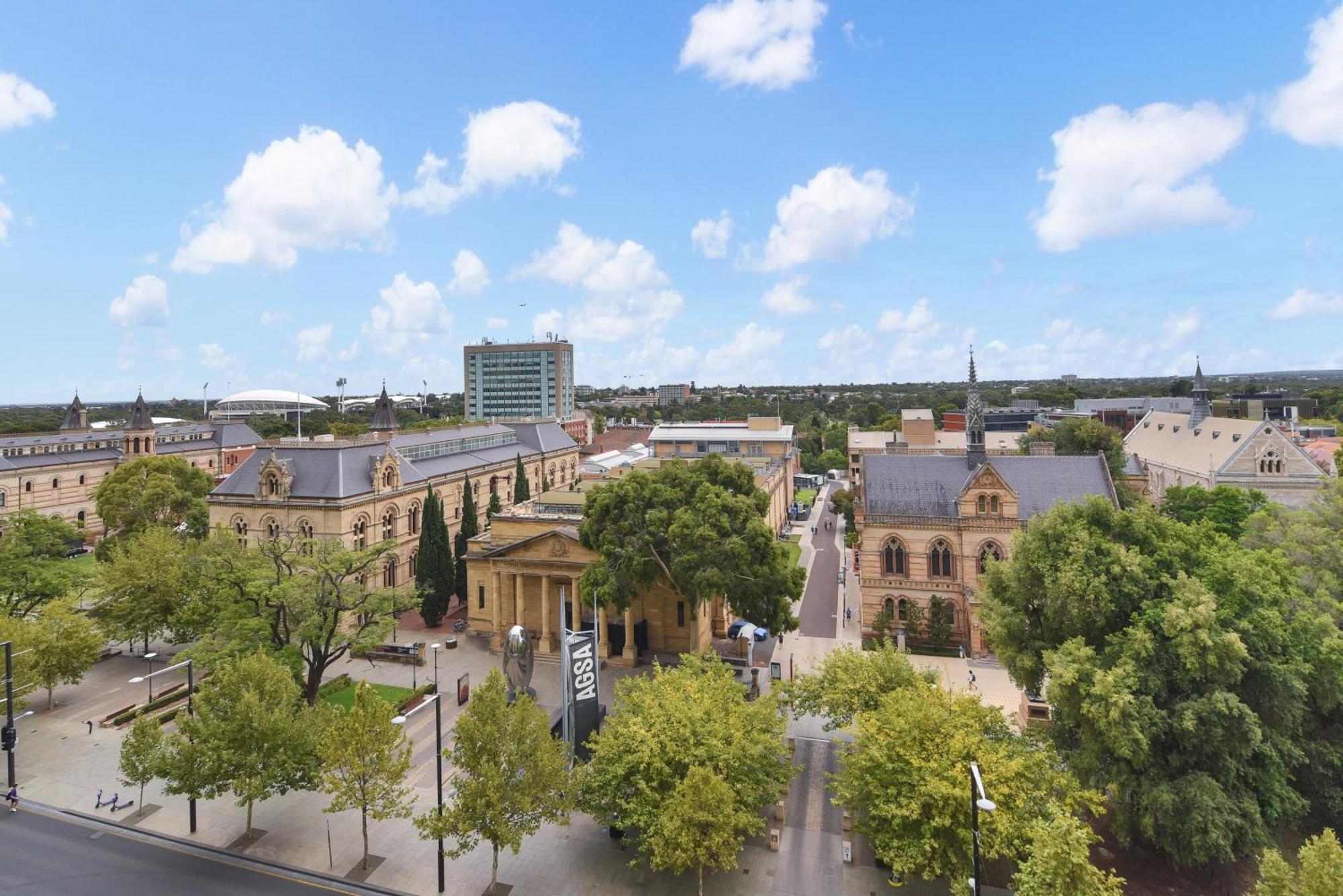 Light & Airy 3 Bd Cbd Apt: Balconytramwifi/parking * Adelaide