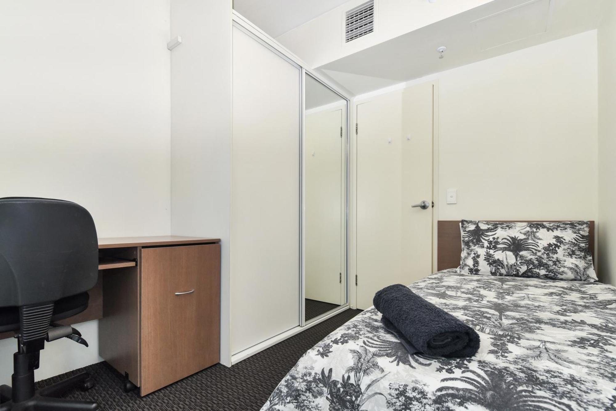 Light & Airy 3 Bd Cbd Apt: Balconytramwifi/parking Apartment