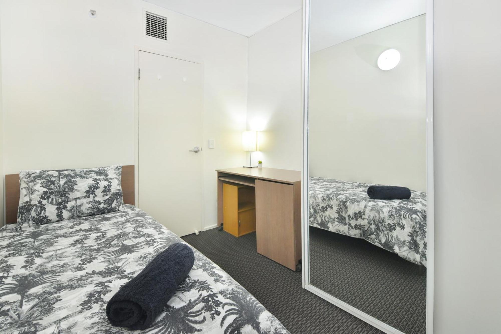 Apartment Light & Airy 3 Bd Cbd Apt: Balconytramwifi/parking