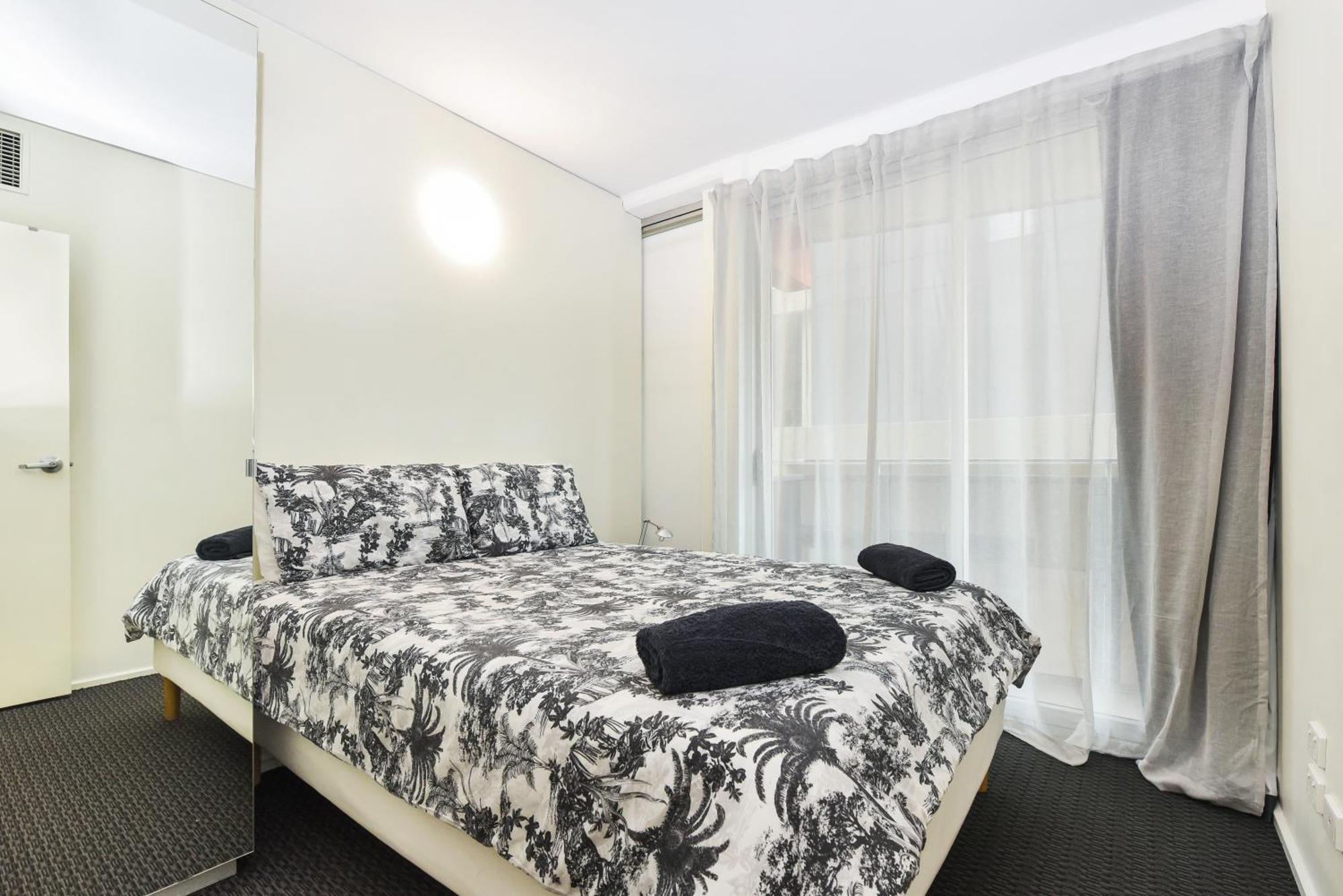 Light & Airy 3 Bd Cbd Apt: Balconytramwifi/parking Apartment *