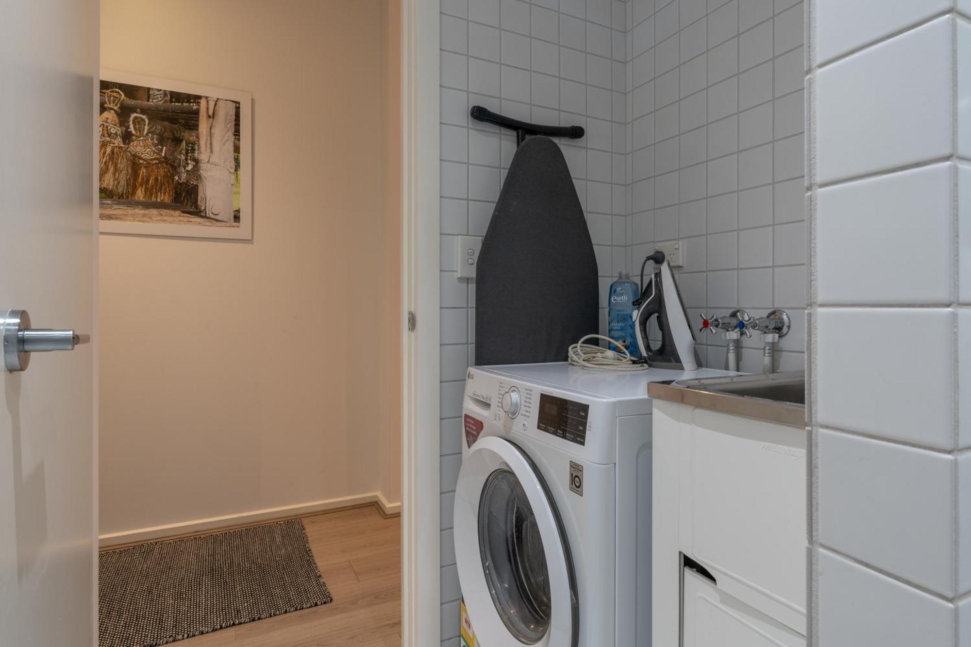 Artful Escape On York - 2x Carpark, Wifi, East End * Adelaide