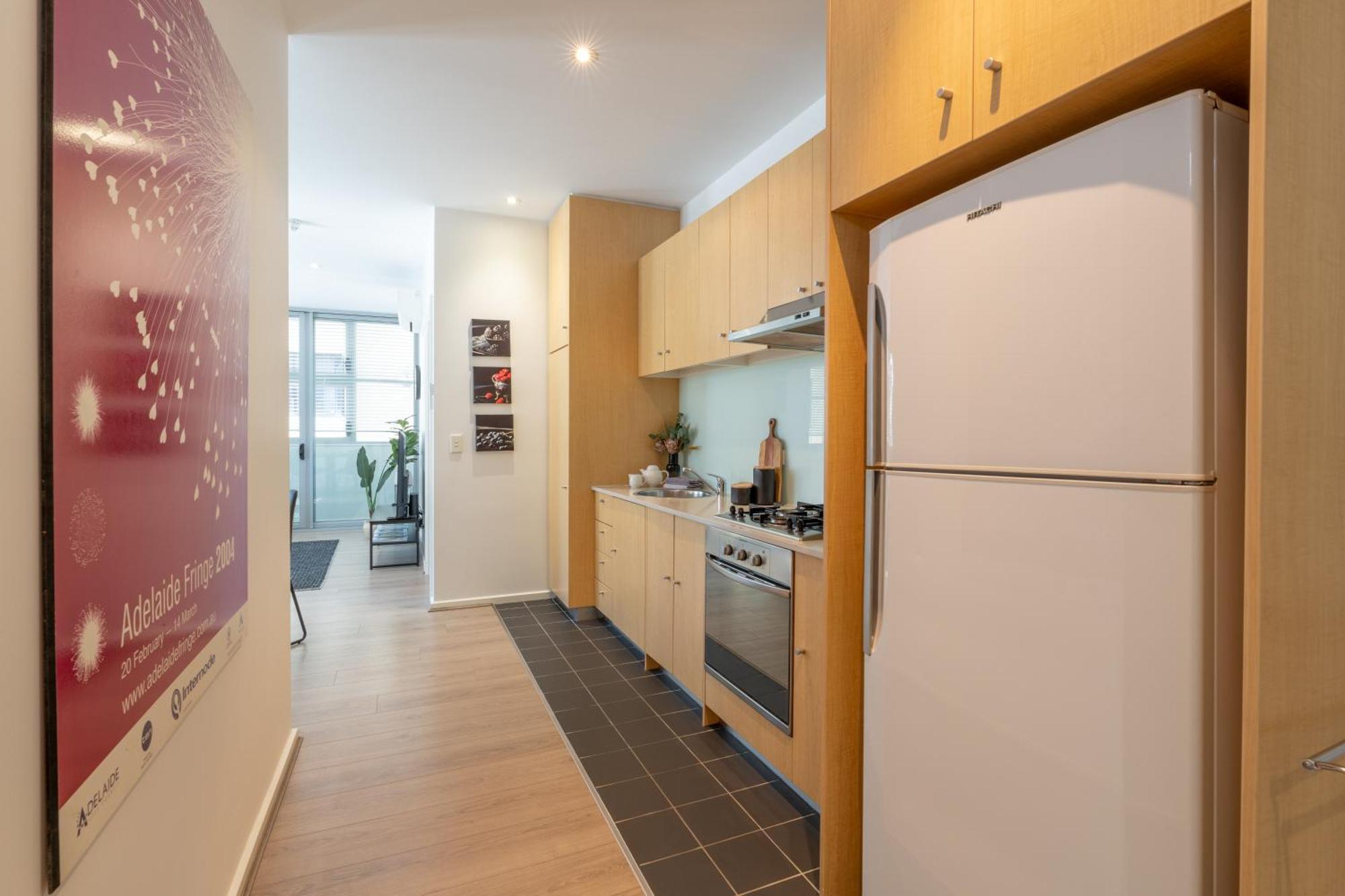 Artful Escape On York - 2x Carpark, Wifi, East End Apartment *