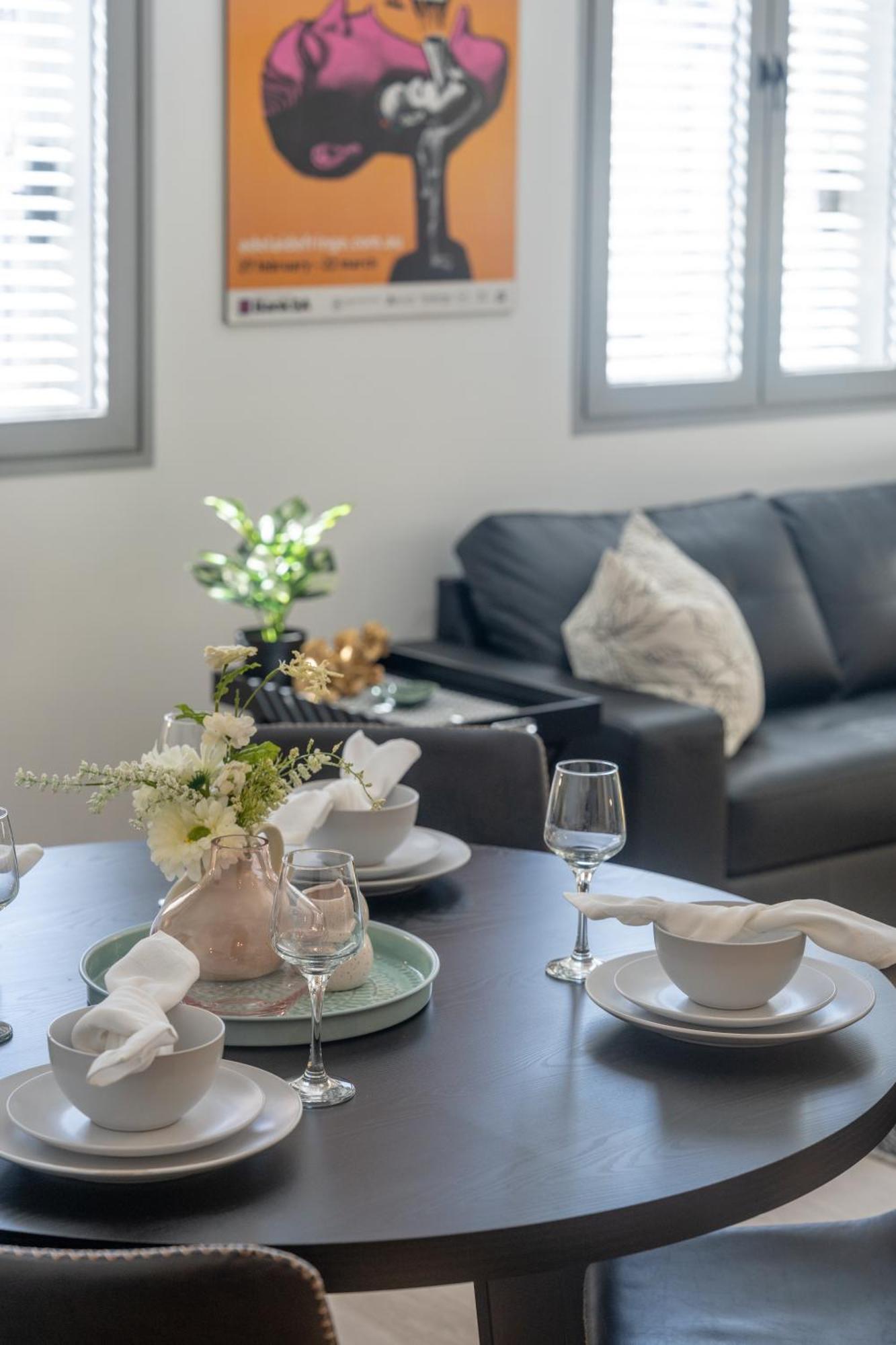 Artful Escape On York - 2x Carpark, Wifi, East End Apartment *