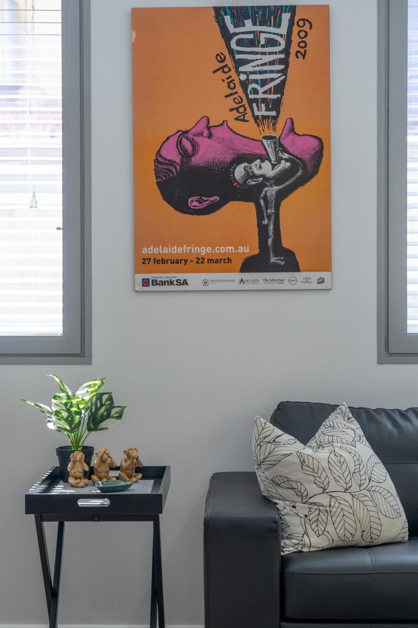 Artful Escape On York - 2x Carpark, Wifi, East End Apartment *