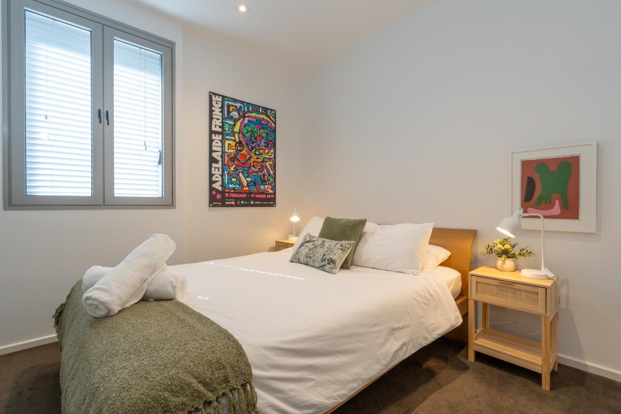 Artful Escape On York - 2x Carpark, Wifi, East End Apartment