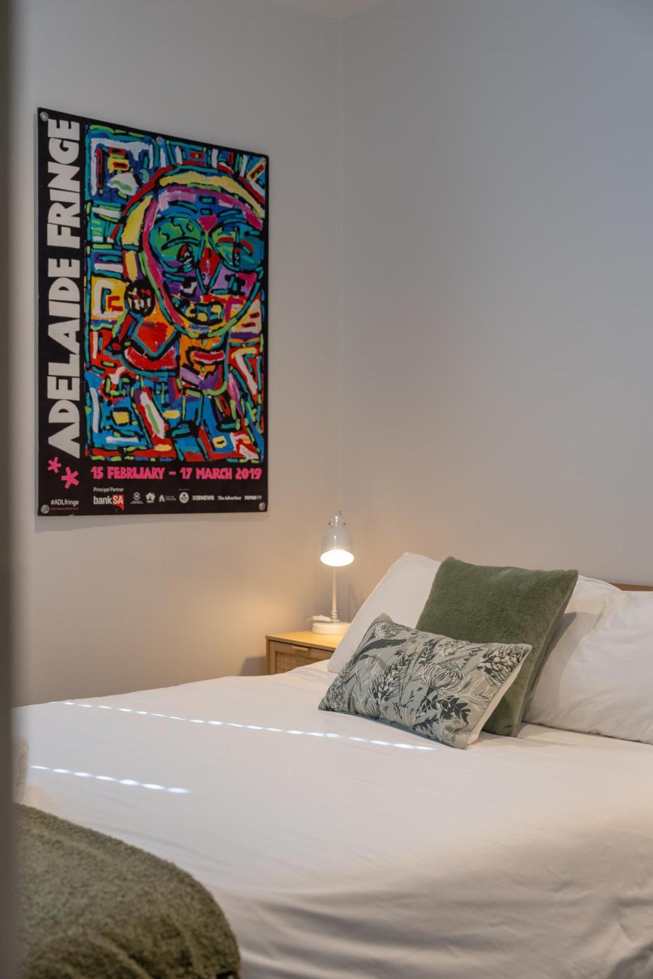 Apartment Artful Escape On York - 2x Carpark, Wifi, East End Adelaide
