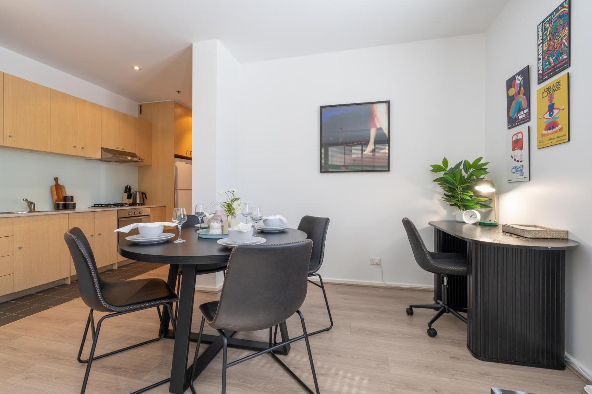 Artful Escape On York - 2x Carpark, Wifi, East End Apartment Adelaide