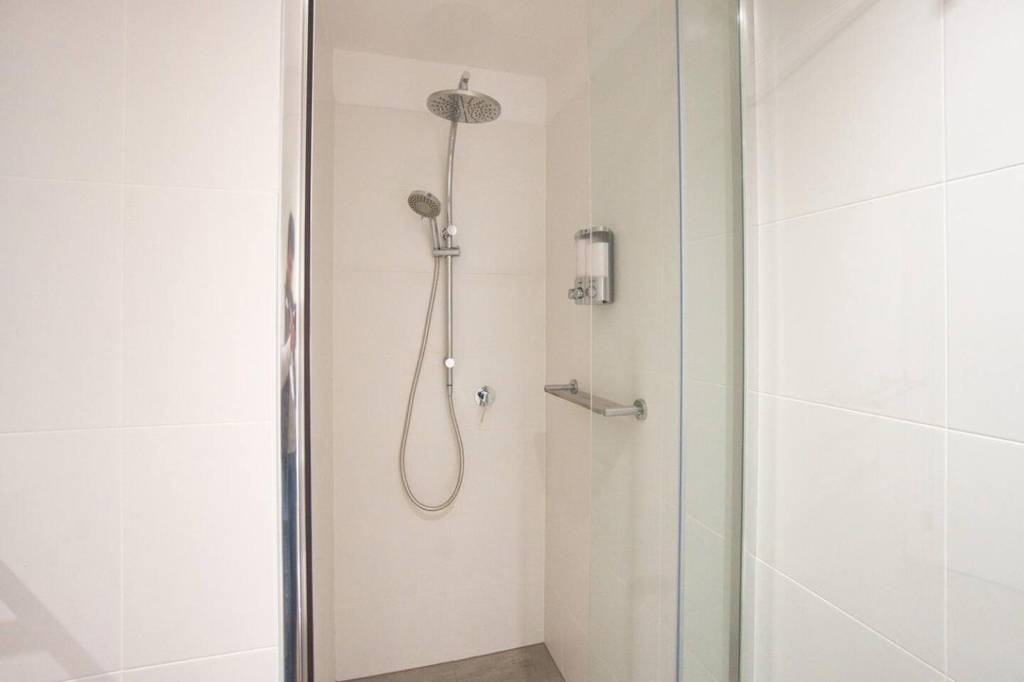 Charming Cbd Escape 1br With Pool And Gym Apartment *