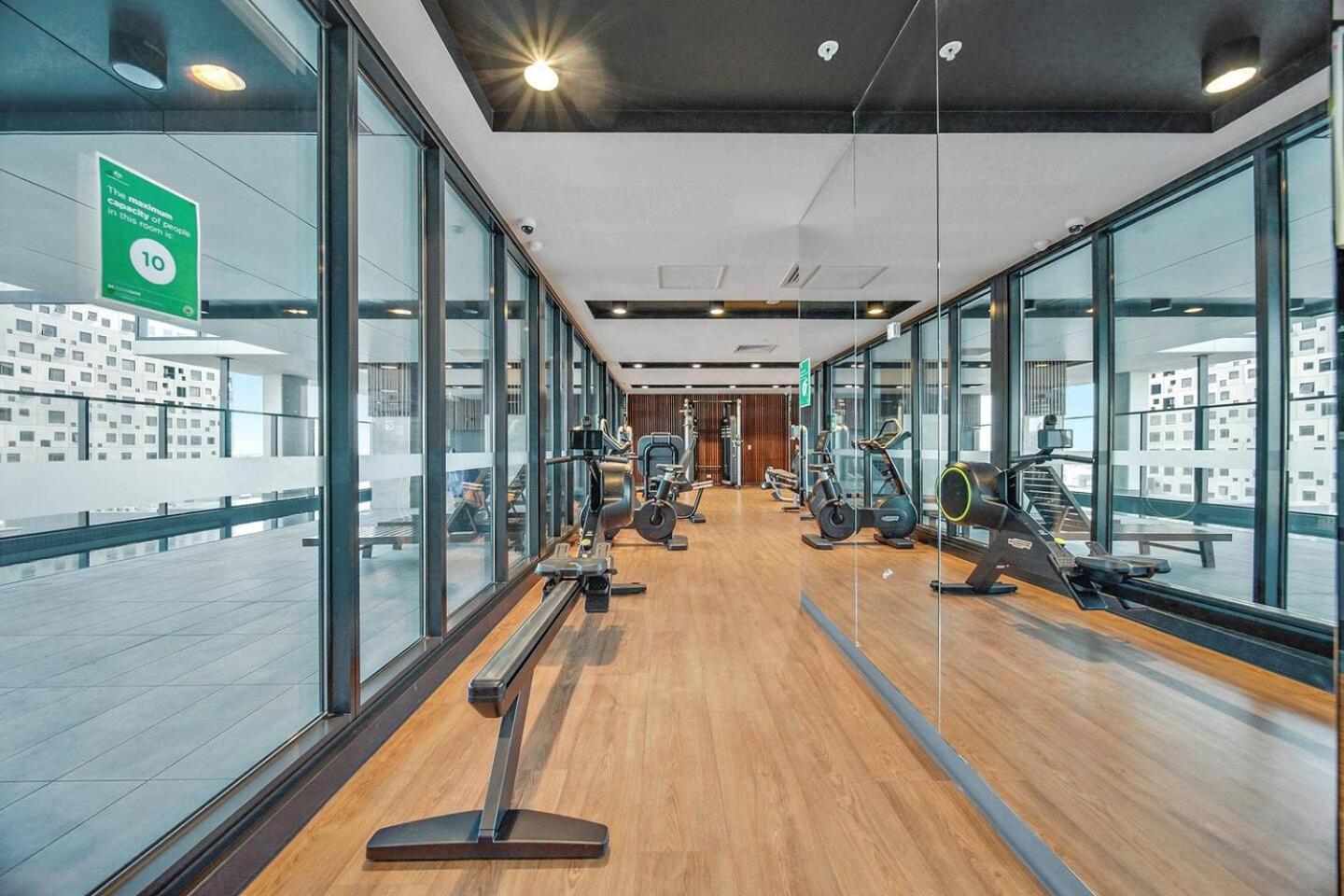 Charming Cbd Escape 1br With Pool And Gym Adelaide