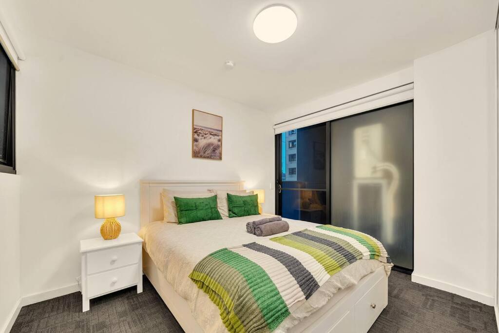 Apartment 2 Bedrooms In Cbd With Balcony Adelaide