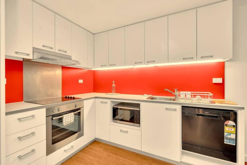 2 Bedrooms In Cbd With Balcony * Adelaide