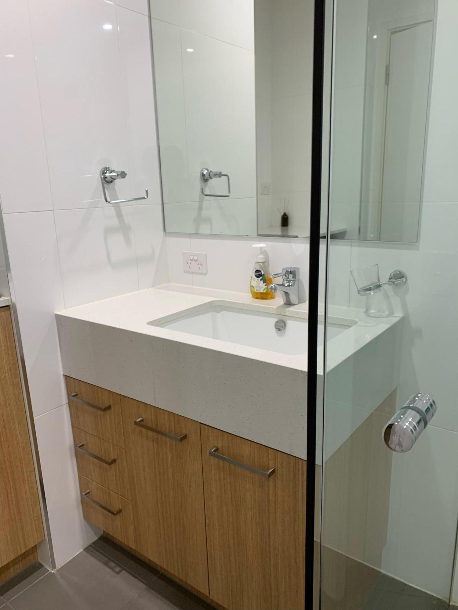 Modern One Bedroom At Morphett Street Apartamento *
