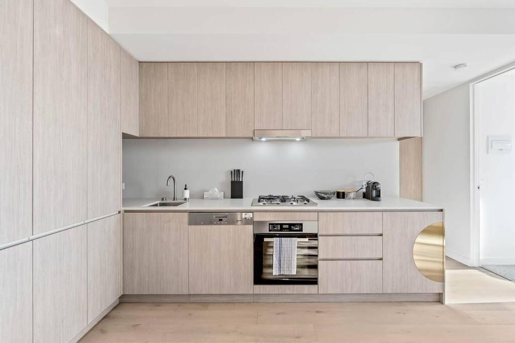One Bedroom In The Heart Of Cbd * Adelaide