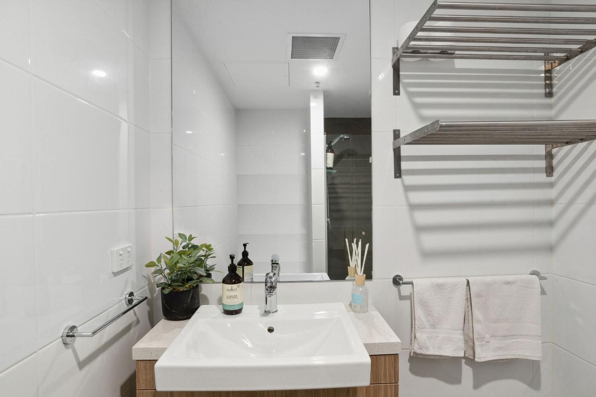 Blue Pool Escape Stunning Views Apartment