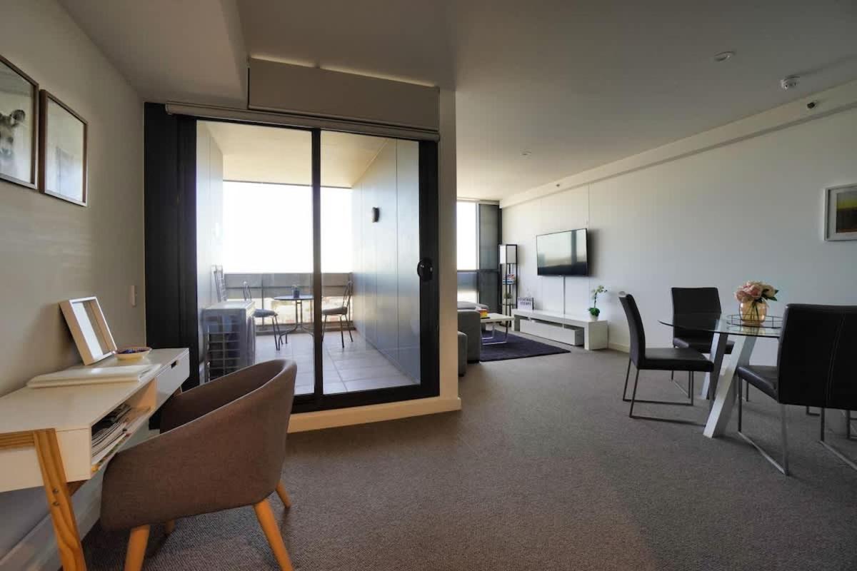 Escape @ Cbd Apartment *