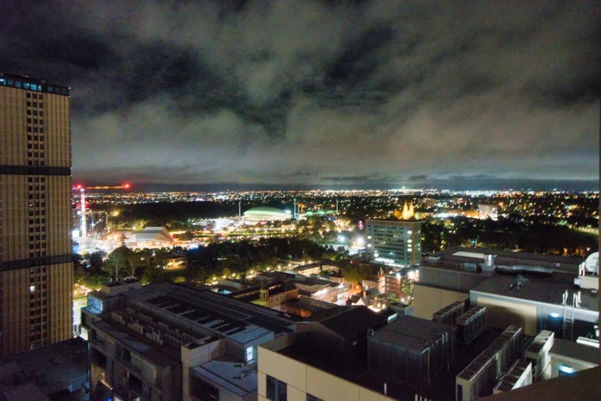 King Bed Luxury Cbd Coastal With Amazing Views, Spa, Gym, Bbq, Steam & Sauna * Adelaide