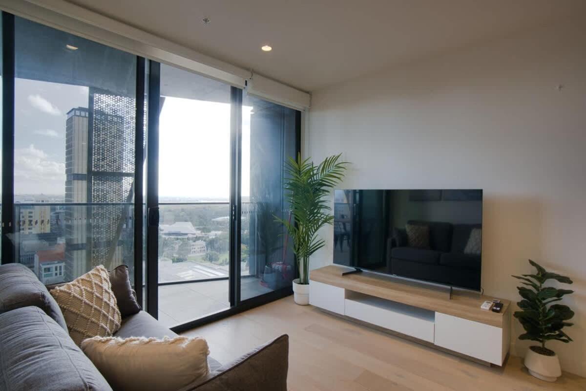 King Bed Luxury Cbd Coastal With Amazing Views, Spa, Gym, Bbq, Steam & Sauna Apartment