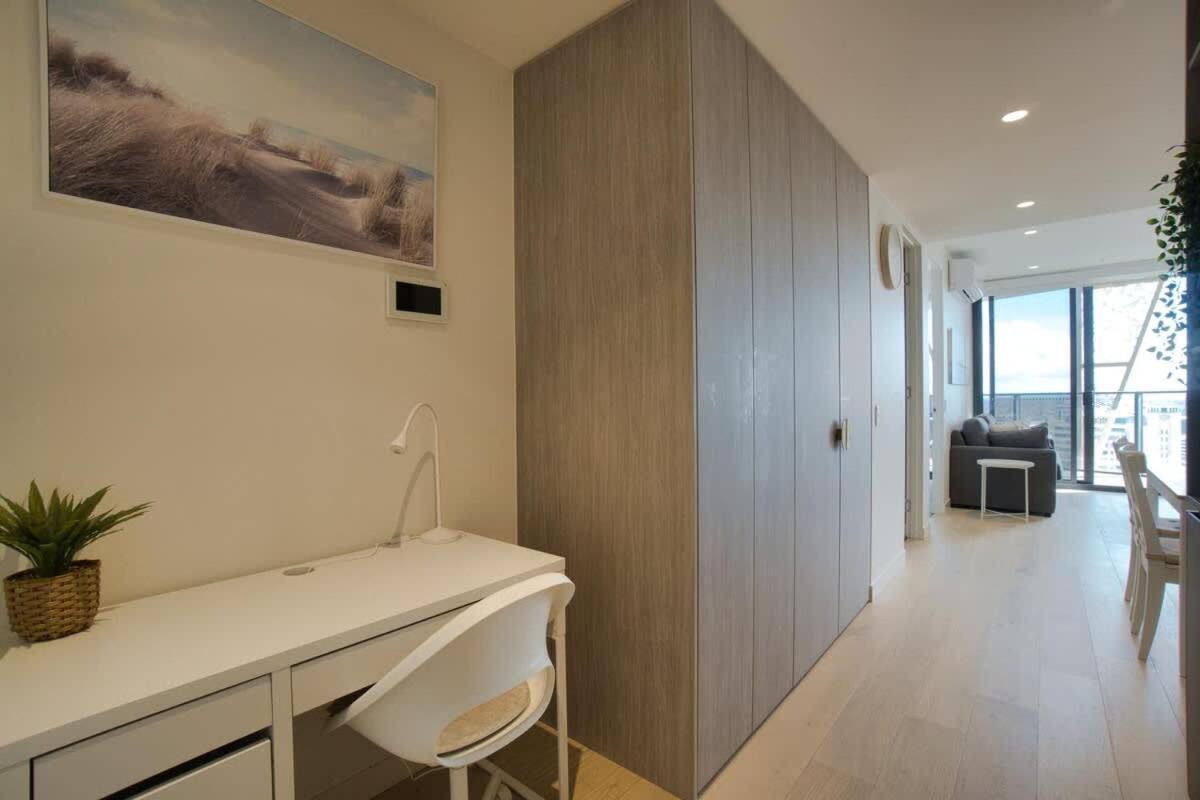 King Bed Luxury Cbd Coastal With Amazing Views, Spa, Gym, Bbq, Steam & Sauna Apartment *