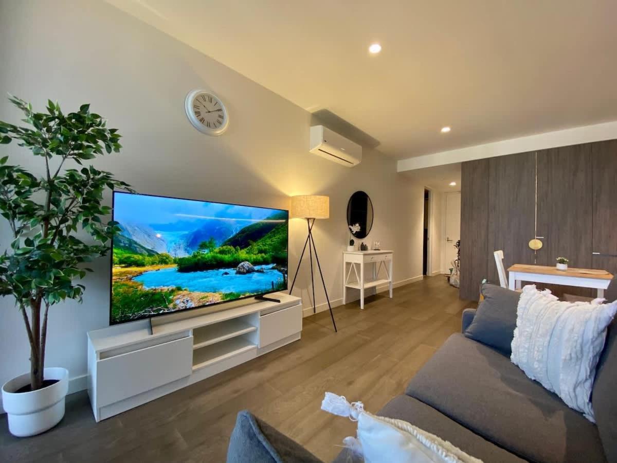 Queen Bed Luxury Parisian Paradise With Amazing Views & Gym * Adelaide