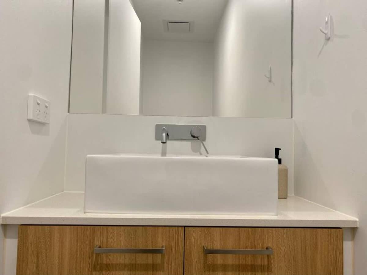 Modern 2br Cbd With Pool-gym-bbq Apartment Adelaide