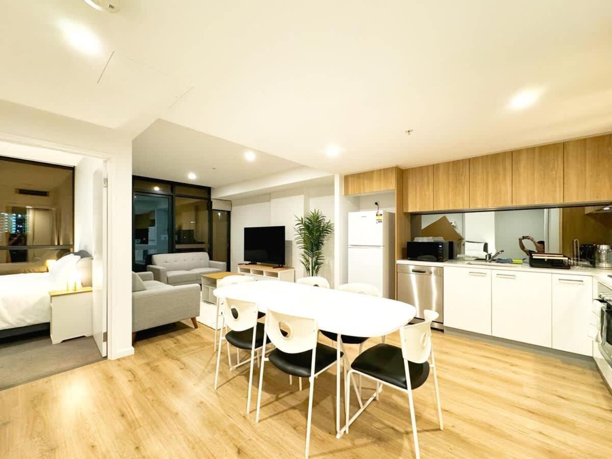 Urban Sanctuary In West Franklin With Pool & Gym Apartment
