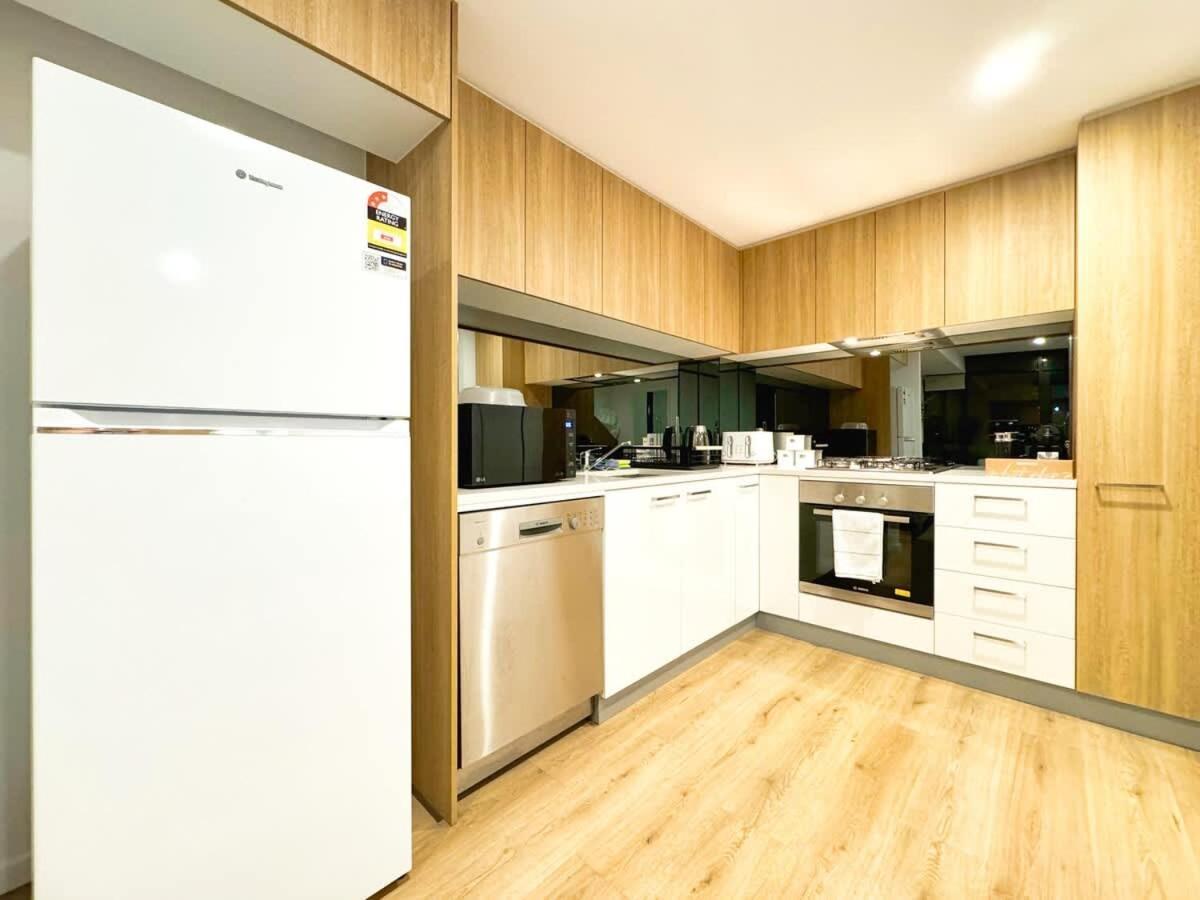 Urban Sanctuary In West Franklin With Pool & Gym Apartment *