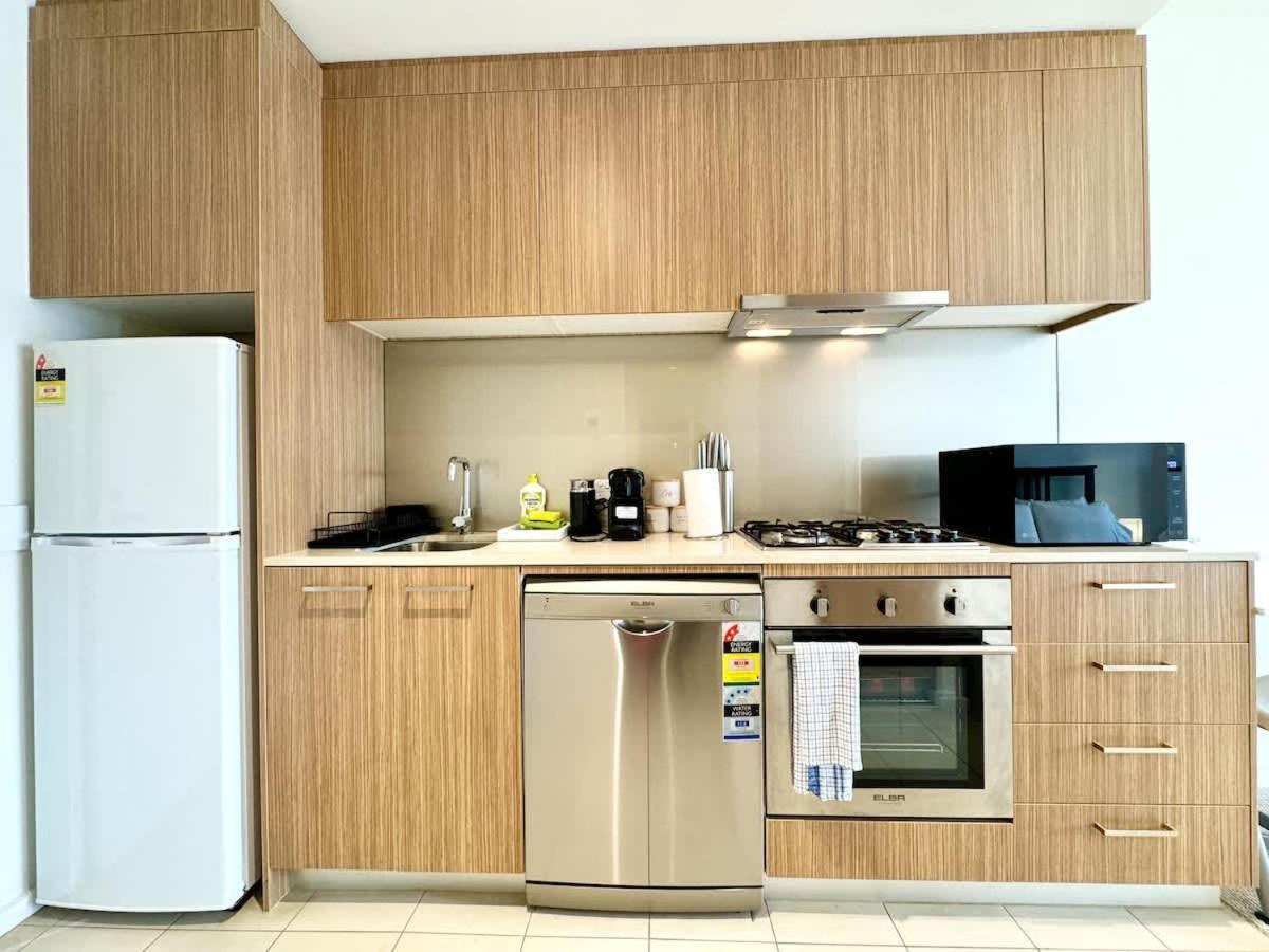 Morphett St Retreat With Pool And Gym Access