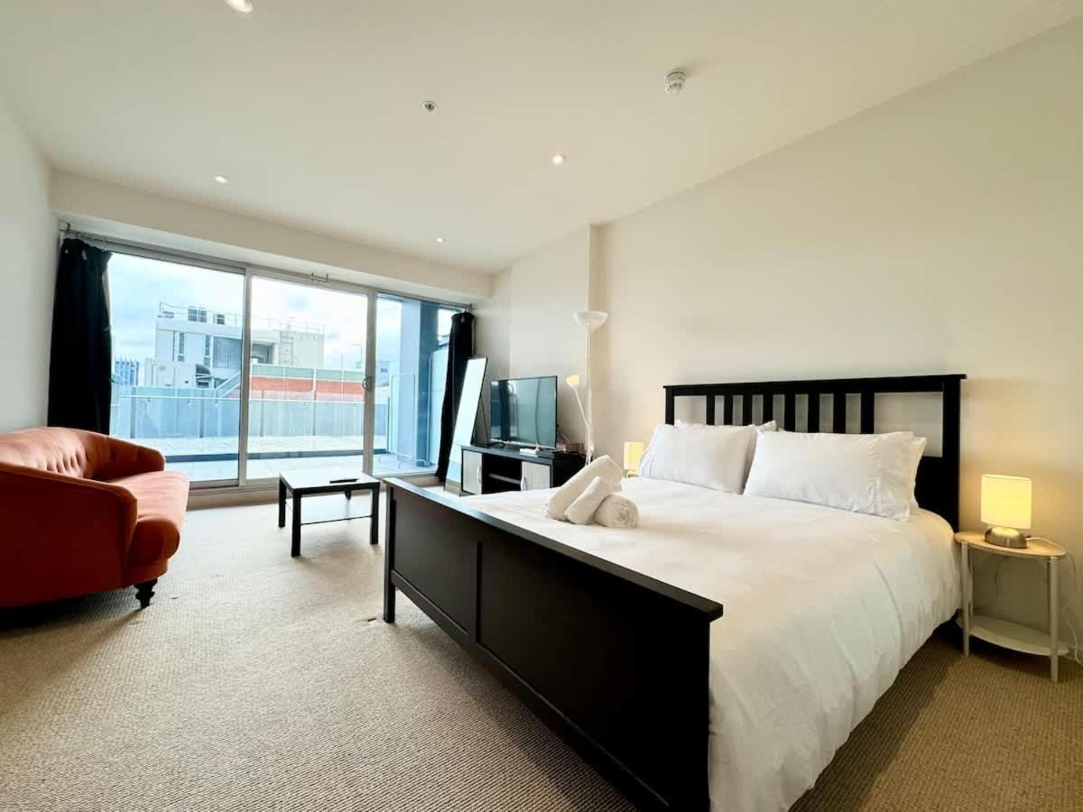 Morphett St Retreat With Pool And Gym Access Apartment