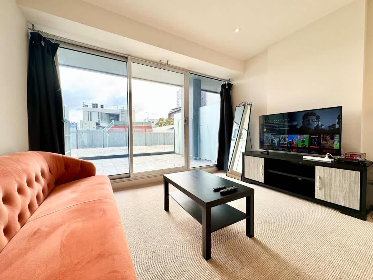 Apartment Morphett St Retreat With Pool And Gym Access Adelaide