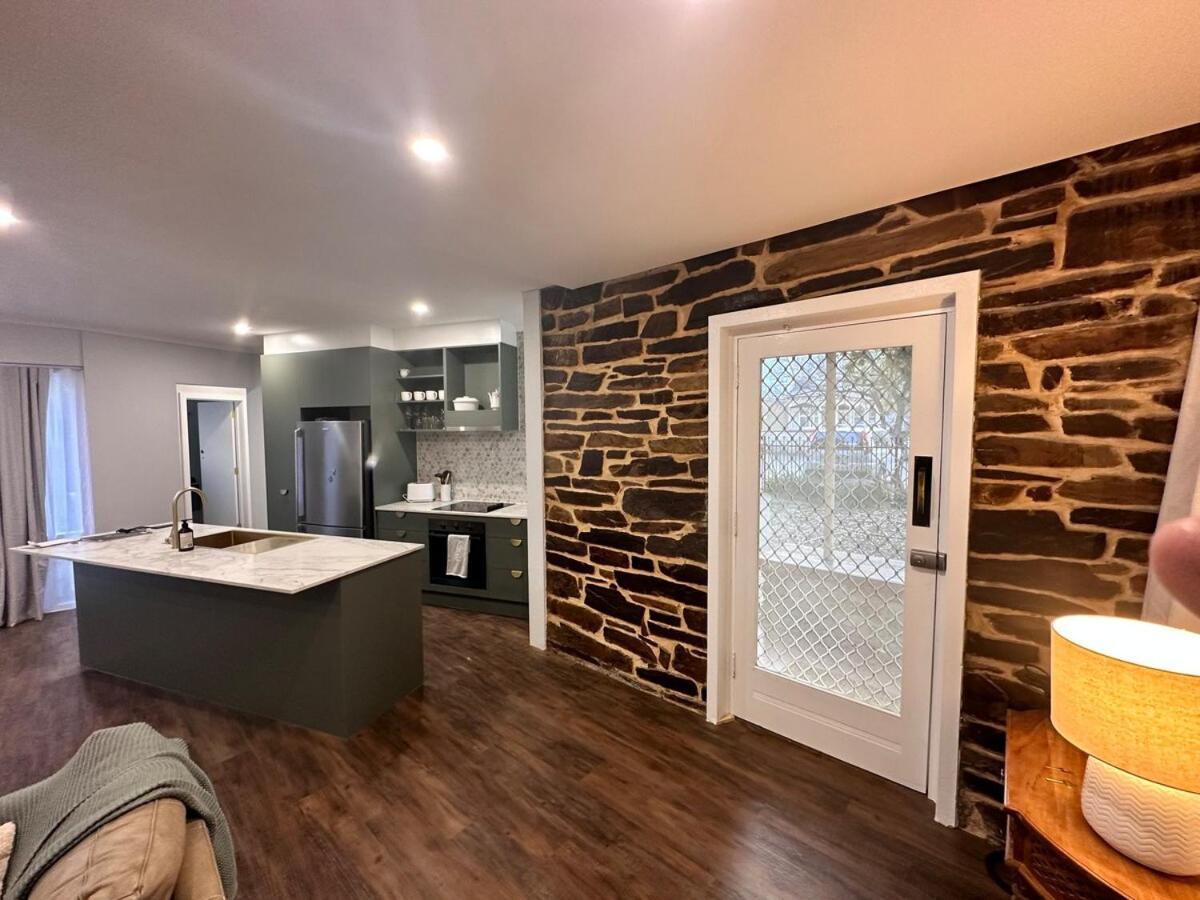 Apartment 3 Bedroom City Apt, Big Yard & Park Views - Sleeps 7 Adelaide
